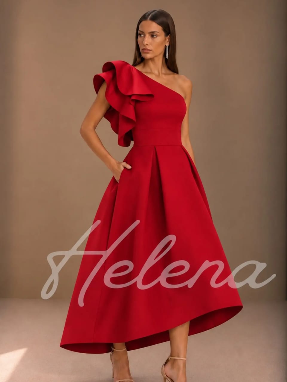 Midi haljina sa volanom na jednom ramenu, crvena, na modelu u bež studiju